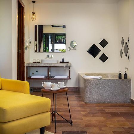 סיאם ריפ The Thirdfold Residence מראה חיצוני תמונה Bathroom at the hotel