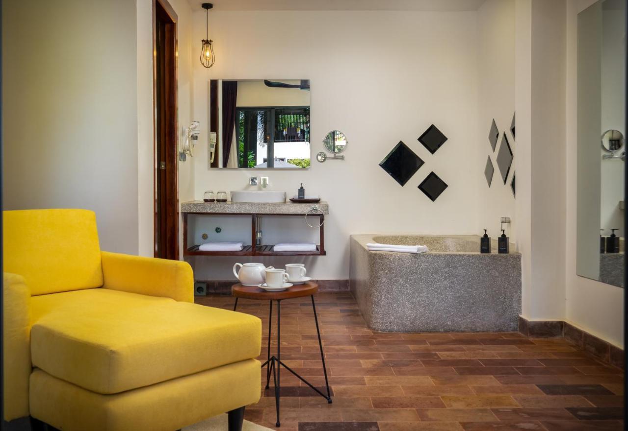 סיאם ריפ The Thirdfold Residence מראה חיצוני תמונה Bathroom at the hotel