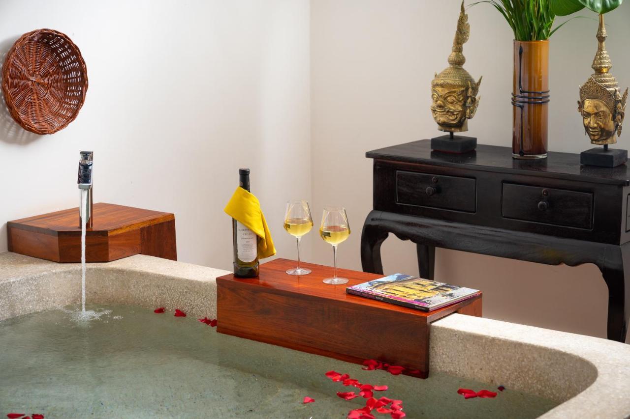 סיאם ריפ The Thirdfold Residence מראה חיצוני תמונה A bathtub with rose petals